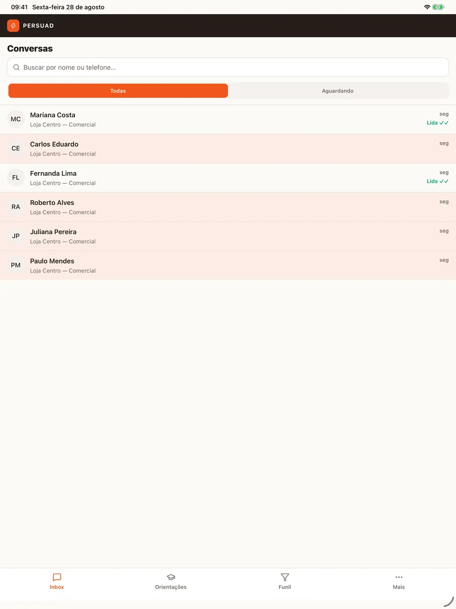 App no iPad: lista de conversas com fila, horário e sinal de lida
