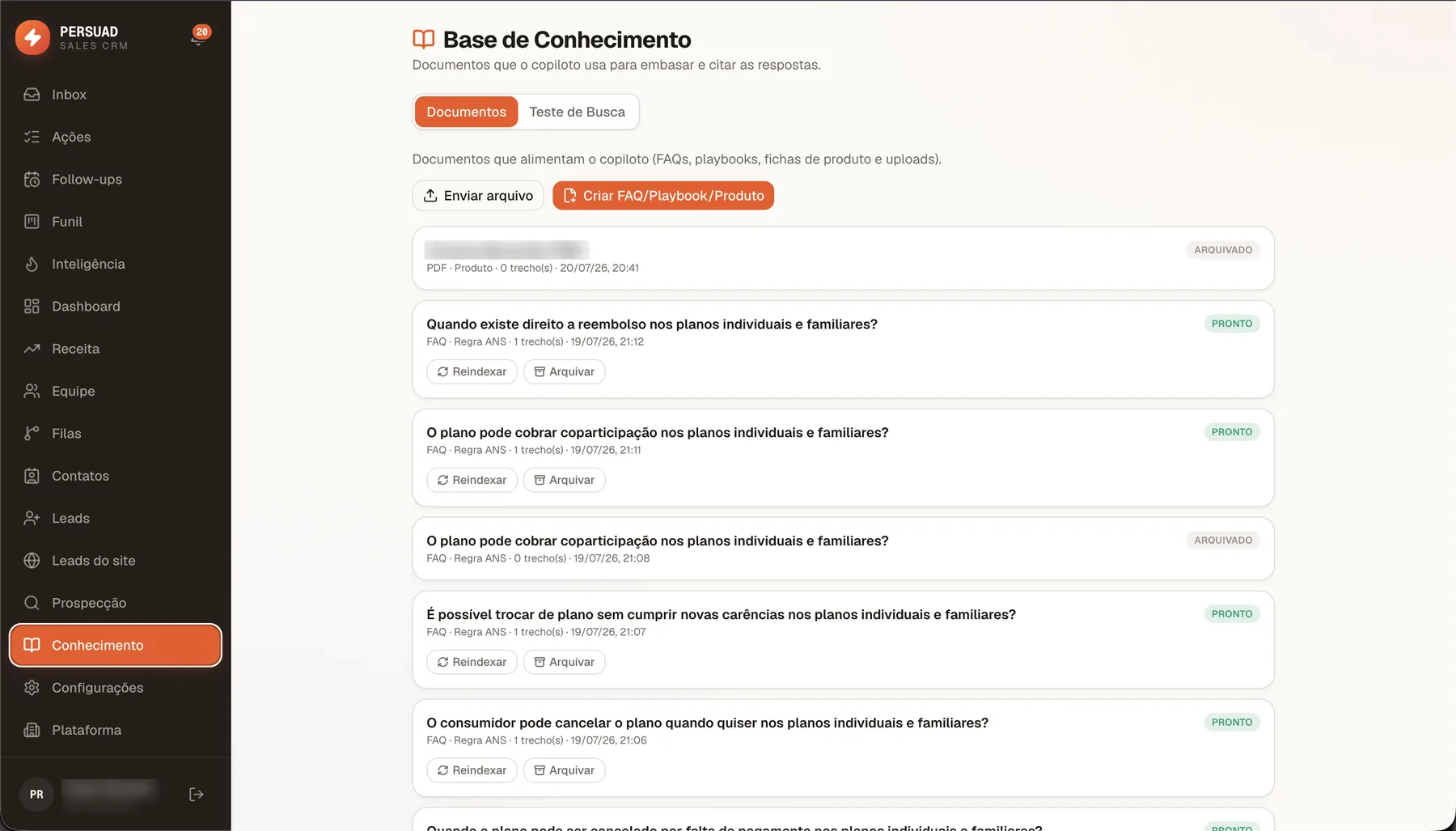 Base de conhecimento com documentos do tipo FAQ, playbook e produto, com status Pronto ou Arquivado
