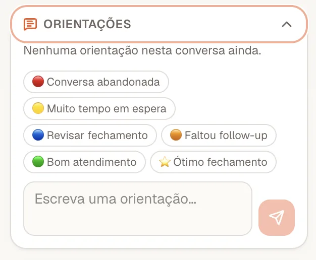 Caixa de orientações do gestor dentro da conversa, com etiquetas como Conversa abandonada, Revisar fechamento e Bom atendimento