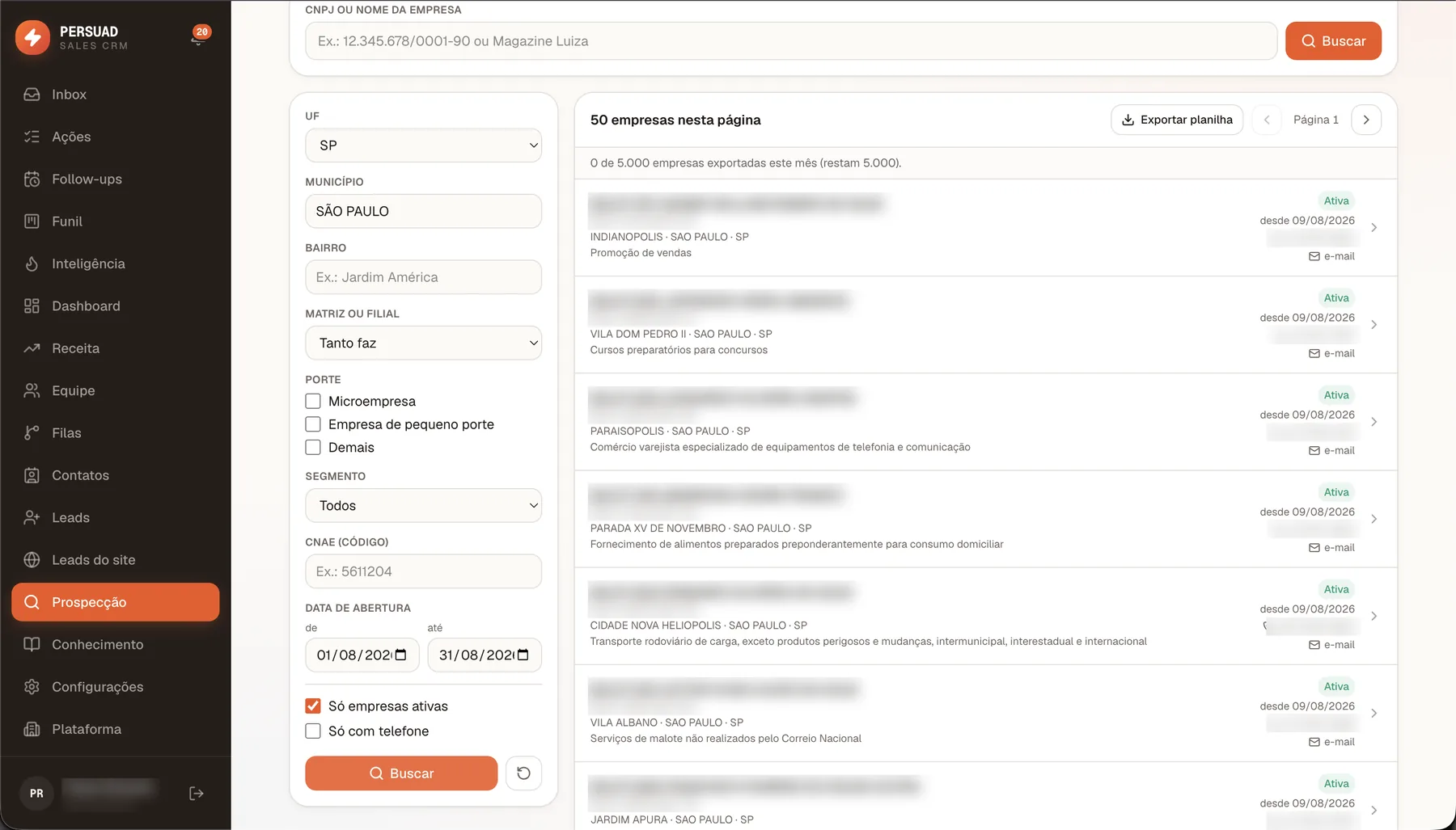 Tela de prospecção com filtros por UF, município, porte, segmento, CNAE e data de abertura, e lista de empresas com telefone e e-mail